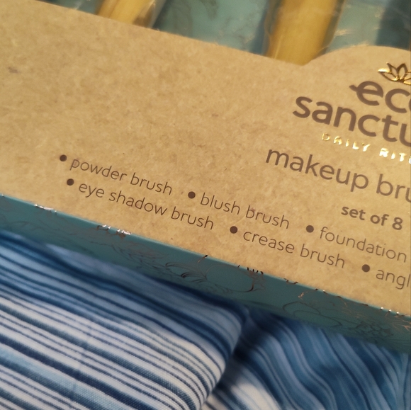NWT!! Eco Sanctuary Makeup Brushes - Picture 4 of 8